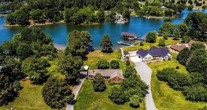 Secluded, Waterfront Retreat: Fire pit, Private Dock, Game Room, Kayaks!