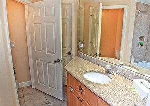 Combined shower/tub, hair dryer, towels, soap - 2 miles from Disney  (Kissimmee)