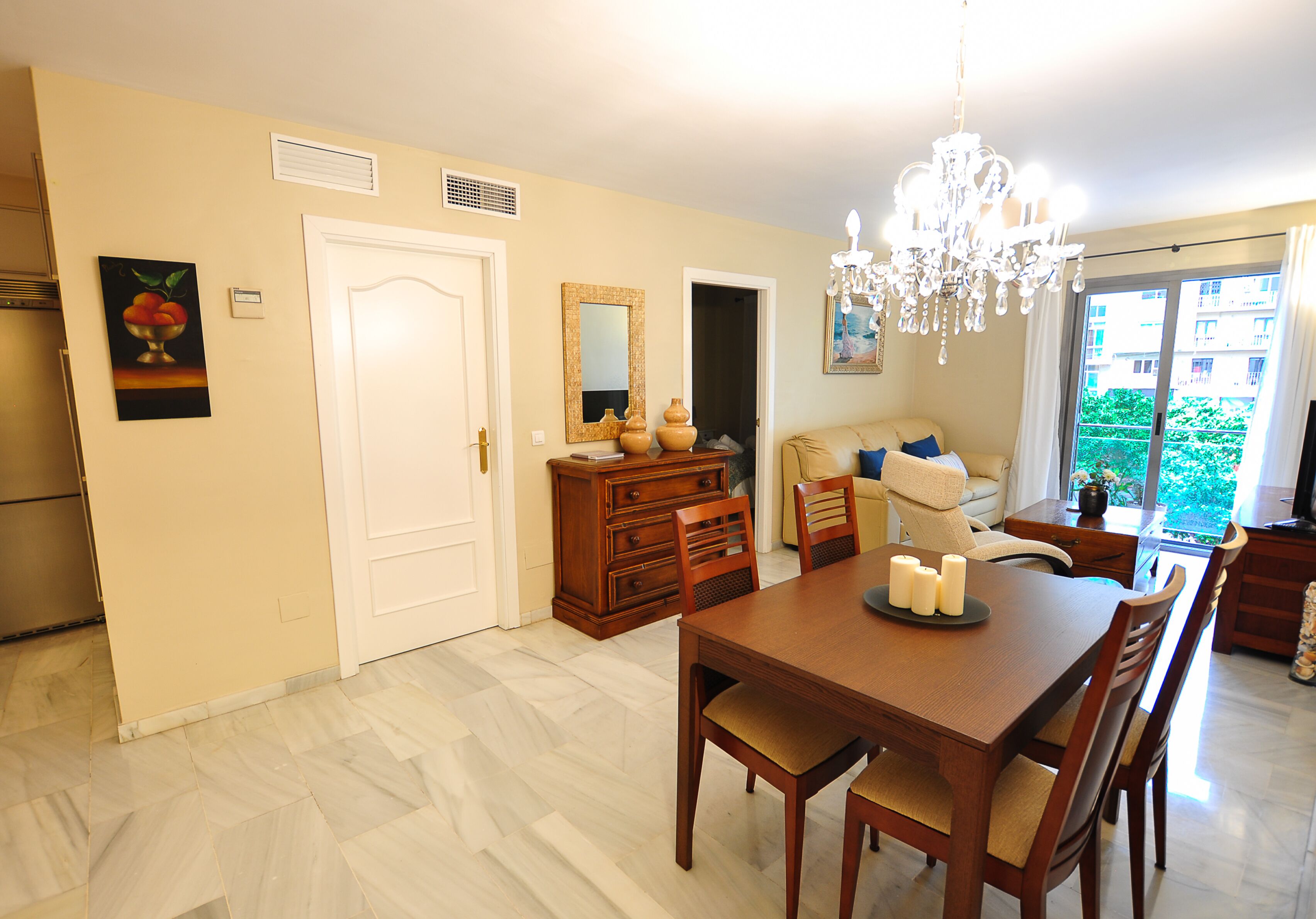 Renthas offers an apartment in the emblematic Plaza de las Flores in the heart of Malaga