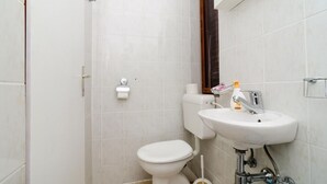 A bathroom with a toilet, sink, and shower. - GH Kola (Dubrovacko Primorje)