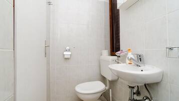 Double Room (Double Room with Balcony) | Bathroom | Towels