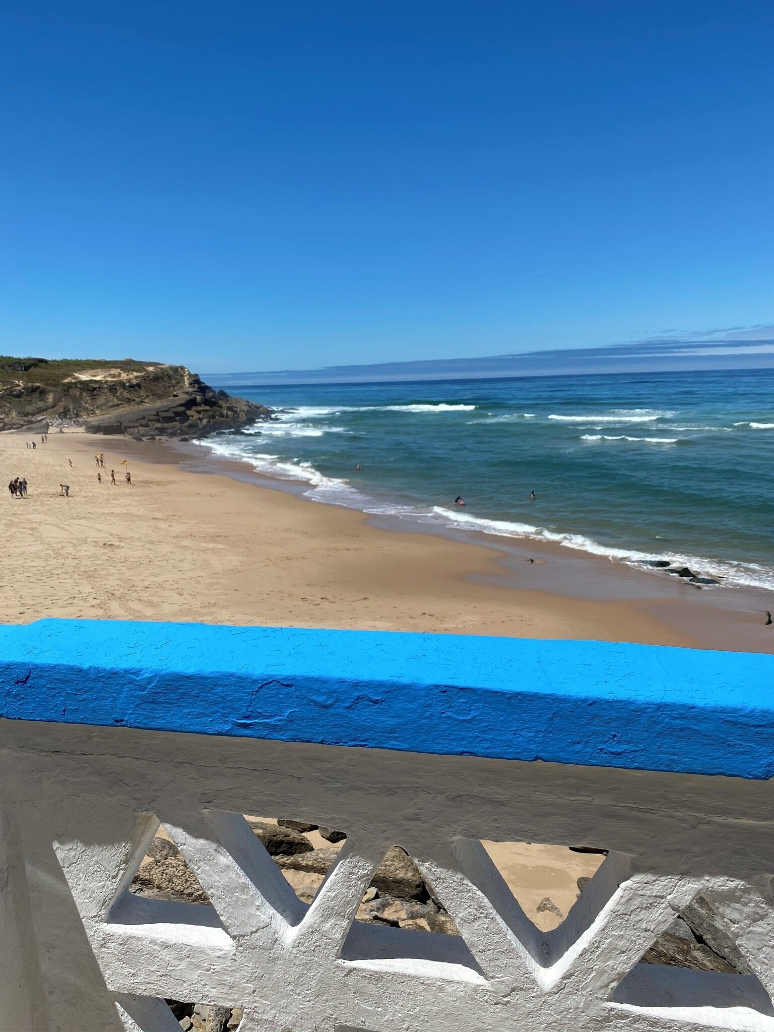 Vlak bij het strand, ligstoelen, strandlakens