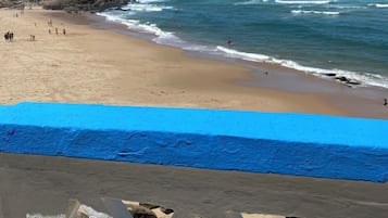 Playa en los alrededores, camastros y toallas de playa