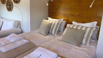 4 habitaciones, escritorio y tabla de planchar con plancha