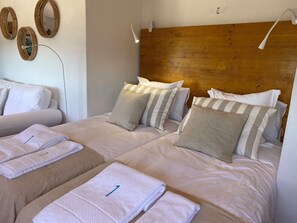 4 bedrooms, desk, iron/ironing board, travel crib