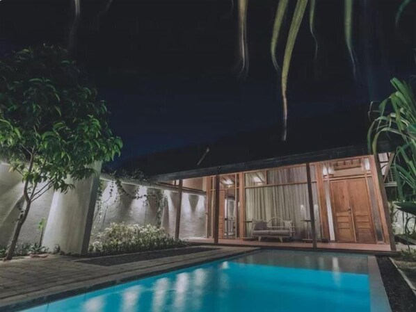 حمّام سباحة خارجي