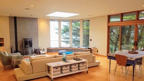 TV, fireplace, DVD player - Rio Luna - Where the Majestic Navarro River Meets the Rugged Pacific Ocean (Albion)