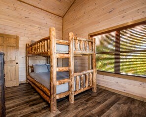 7 bedrooms, desk, iron/ironing board, travel crib - Stunning retreat: resort pool, theater, games, and mountain views for groups (Pigeon Forge)