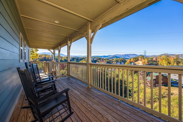 Property grounds - Stunning retreat: resort pool, theater, games, and mountain views for groups (Pigeon Forge)