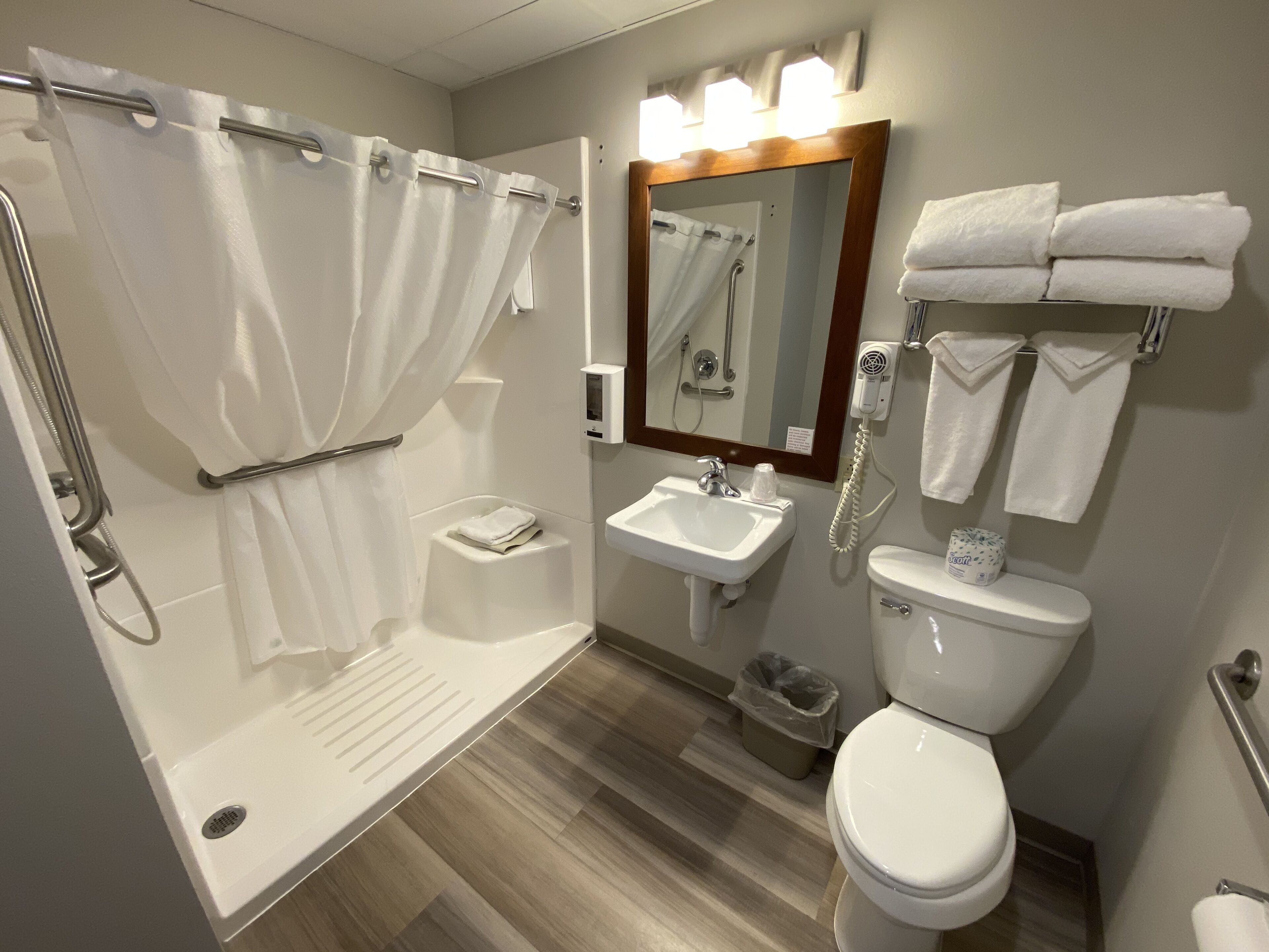 handi 1 queen, mf, recliner | bathroom | combined shower/bathtub, hair dryer, towels, soap
