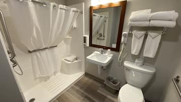 Handi 1 queen, MF, Recliner | Bathroom | Combined shower/bathtub, hair dryer, towels, soap