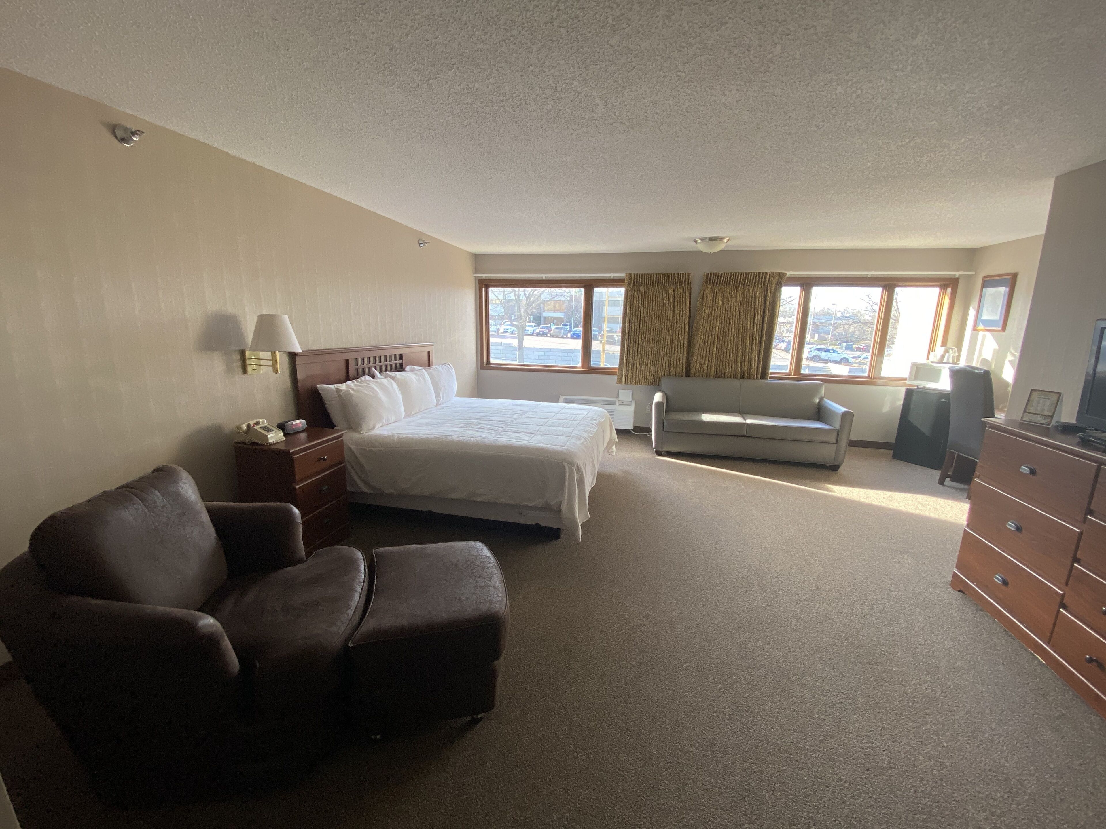 suite 1 king, mf, recliner, loveseat | 1 bedroom, free wifi, bed sheets