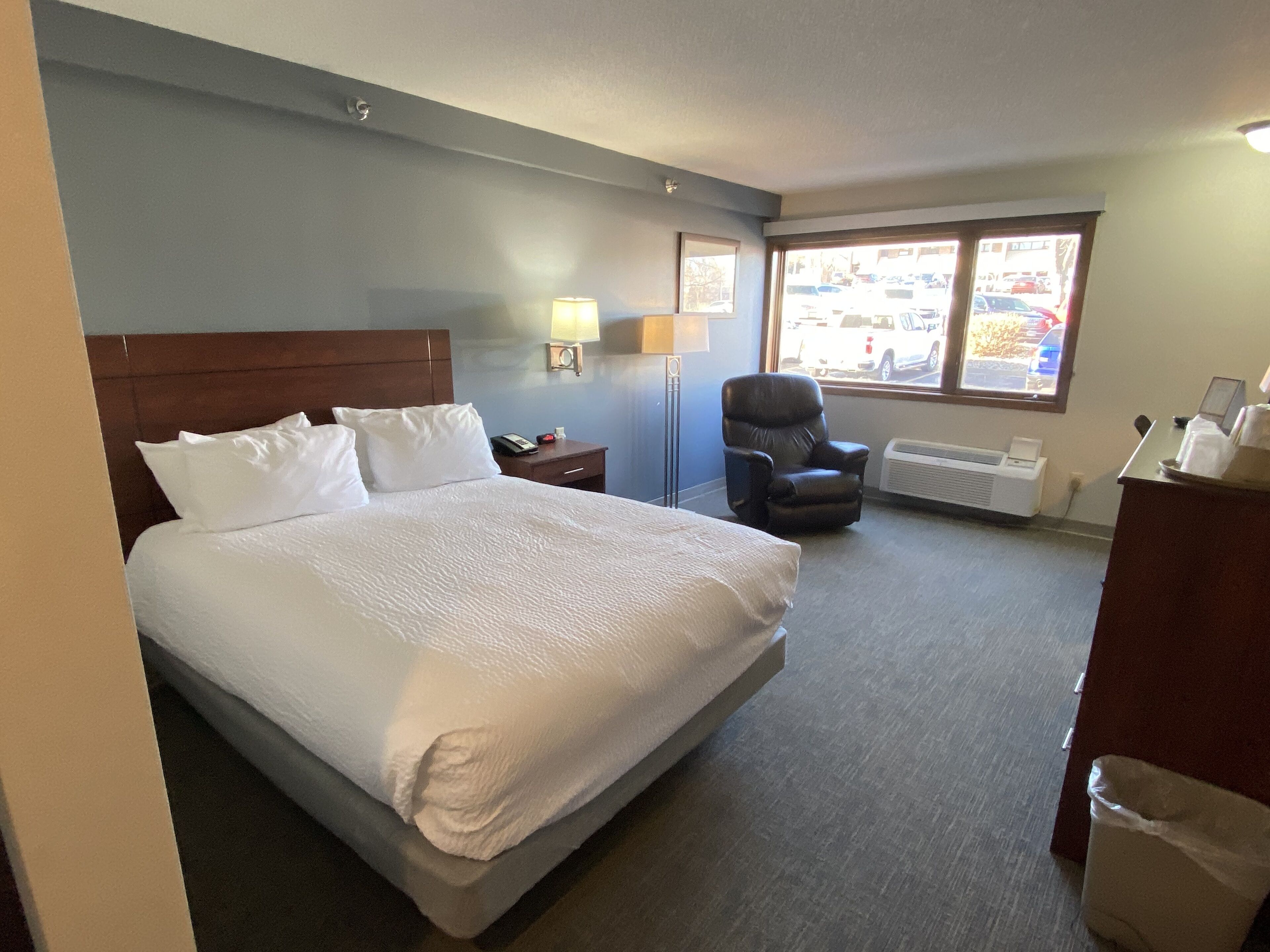 handi 1 queen, mf, recliner | 1 bedroom, free wifi, bed sheets