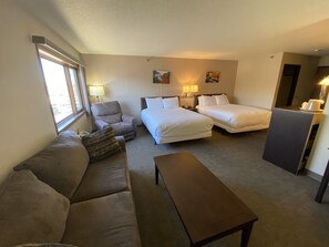 Suite 2 Queens, Recliner, Pullout Sofa | Free WiFi, bed sheets