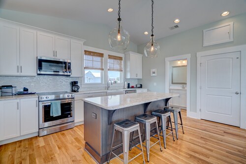2nd Row from Beach Immaculate Luxury Retreat, Direct Beach Access, and Elevator