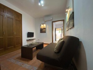 Télévision, table de tennis de table, livres