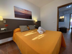 2 chambres, fer et planche à repasser, lit de bébé portatif