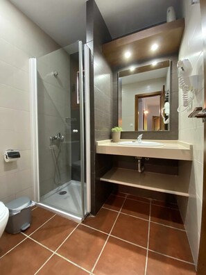 Kostenlose Toilettenartikel, Handtücher