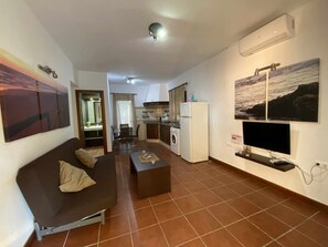 Een televisie, een tafeltennistafel en boeken