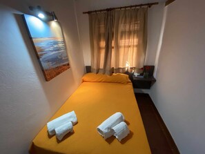 2 dormitoris, planxa i posts de planxar i un bressol de viatge 