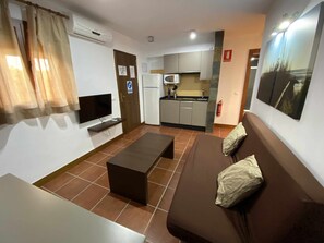 Televisie, een tafeltennistafel en boeken