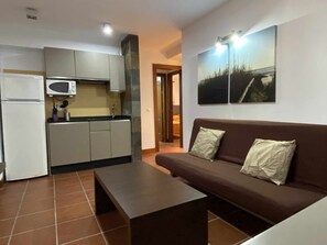 Een televisie, een tafeltennistafel en boeken