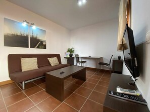 Een televisie, een tafeltennistafel en boeken