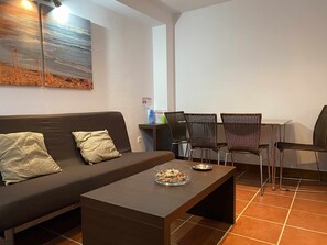 Een televisie, een tafeltennistafel en boeken