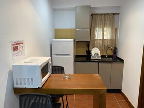 Refrigerador, microondas, tostadora, utensilios de cocina
