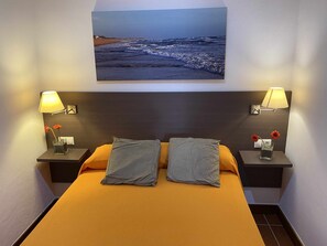 2 slaapkamers, een strijkplank/strijkijzer, reisbedje, gratis wifi