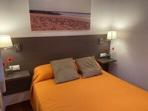 2 quartos, ferros/tábuas de passar roupa, berço de viagem