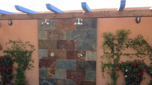 A stone shower enclosure with a wooden pergola overhead. - Apartamento con Doble Entrada y Piscina Compartida en el Palmar (Palmar, El)