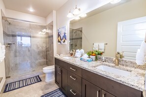 Combined shower/bathtub, hair dryer, towels, soap - Brand New Condo; Private Balcony, Walk to Dillon Marina, Incredible Views (Dillon)