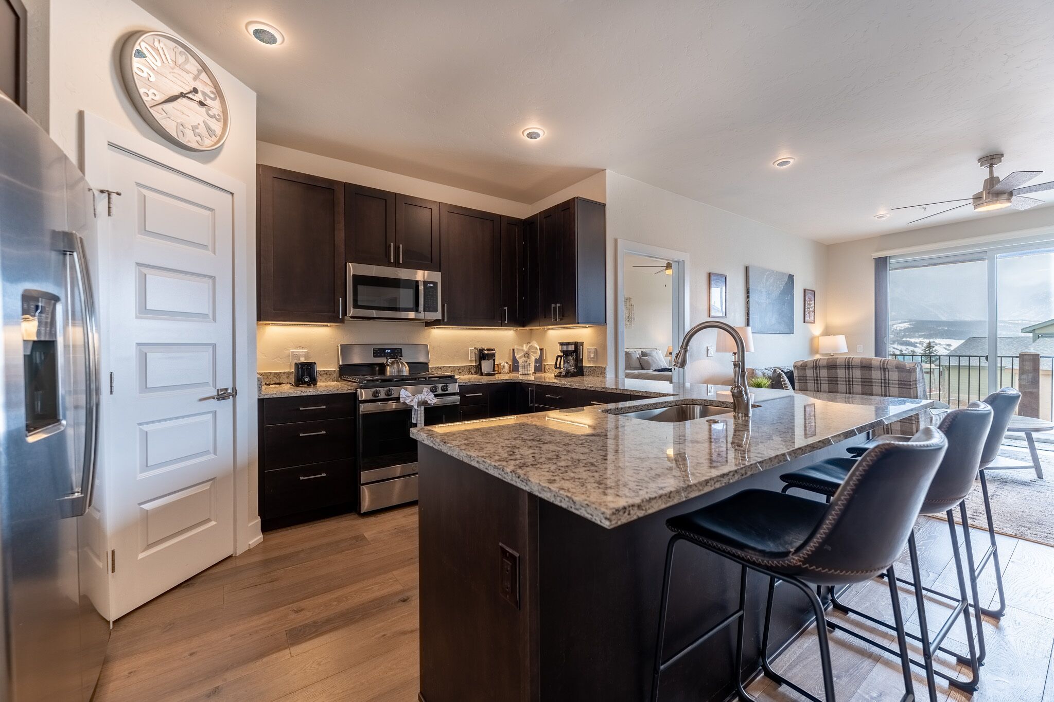 Køleskab, mikrobølgeovn, ovn, kogeplade