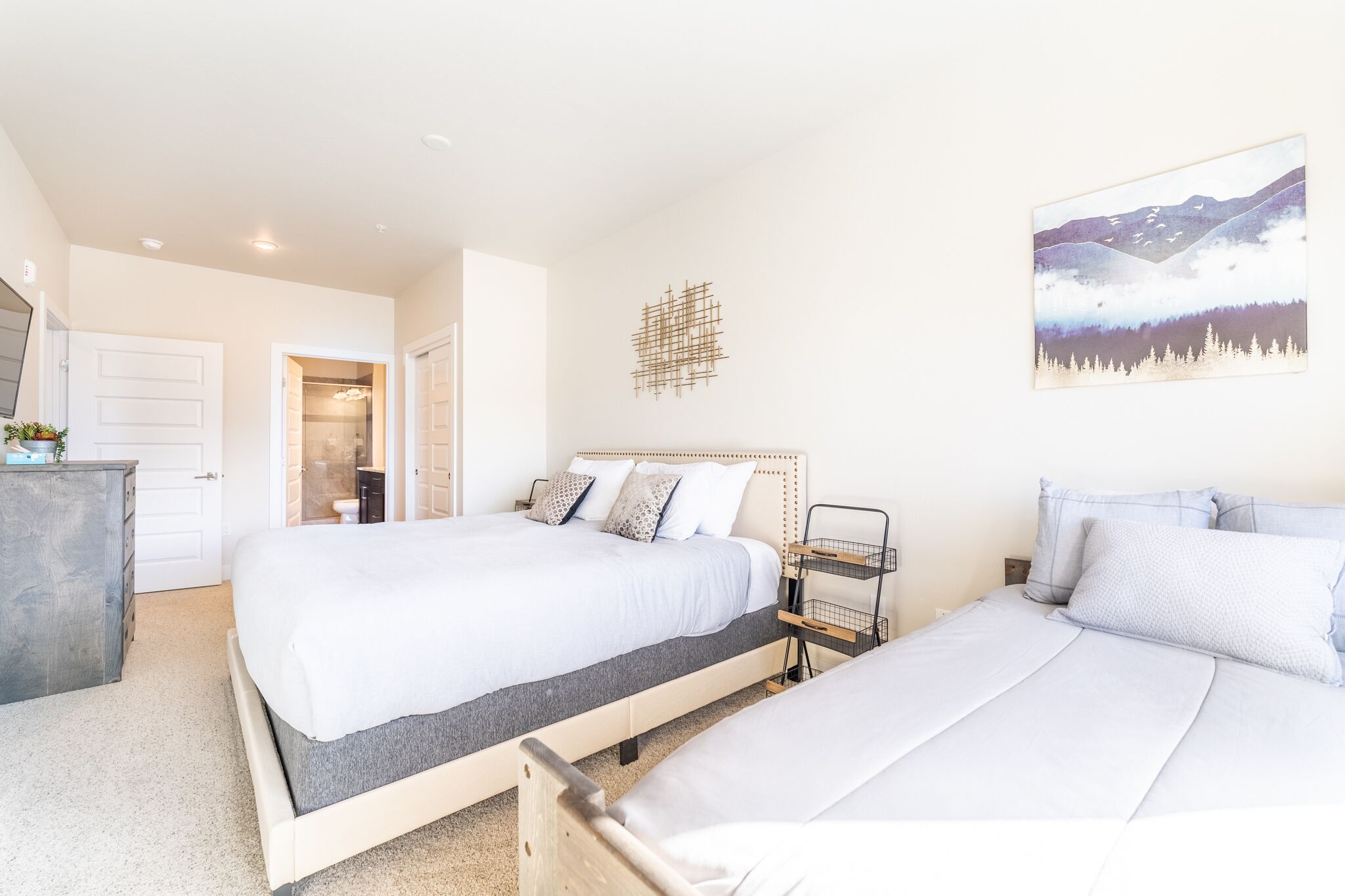 2 多间卧室、免费 WiFi、床单