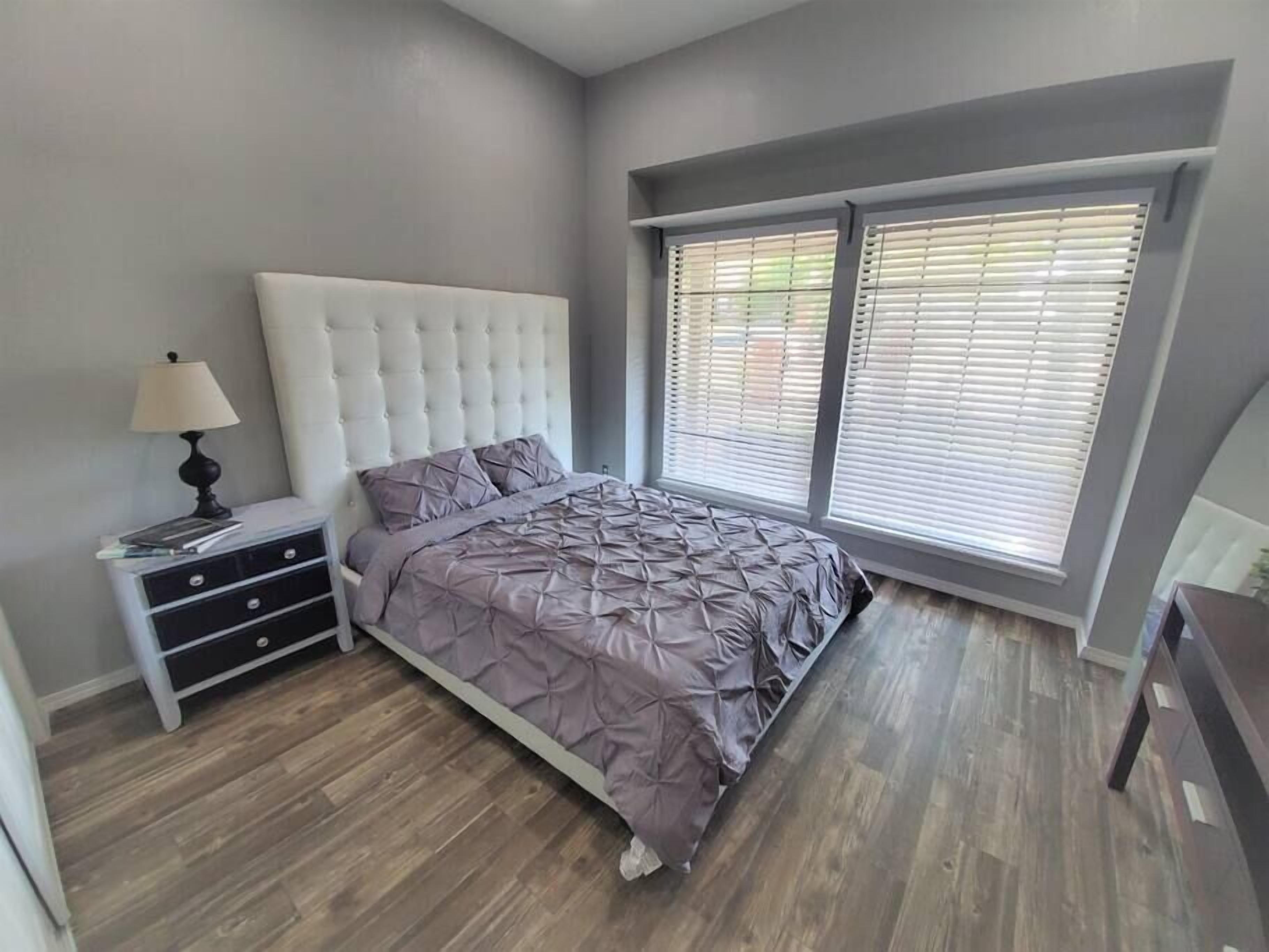 [ 4023 B]Private Bedroom Suite Communal House near Integris, One mile from Integris/Baptist Medical