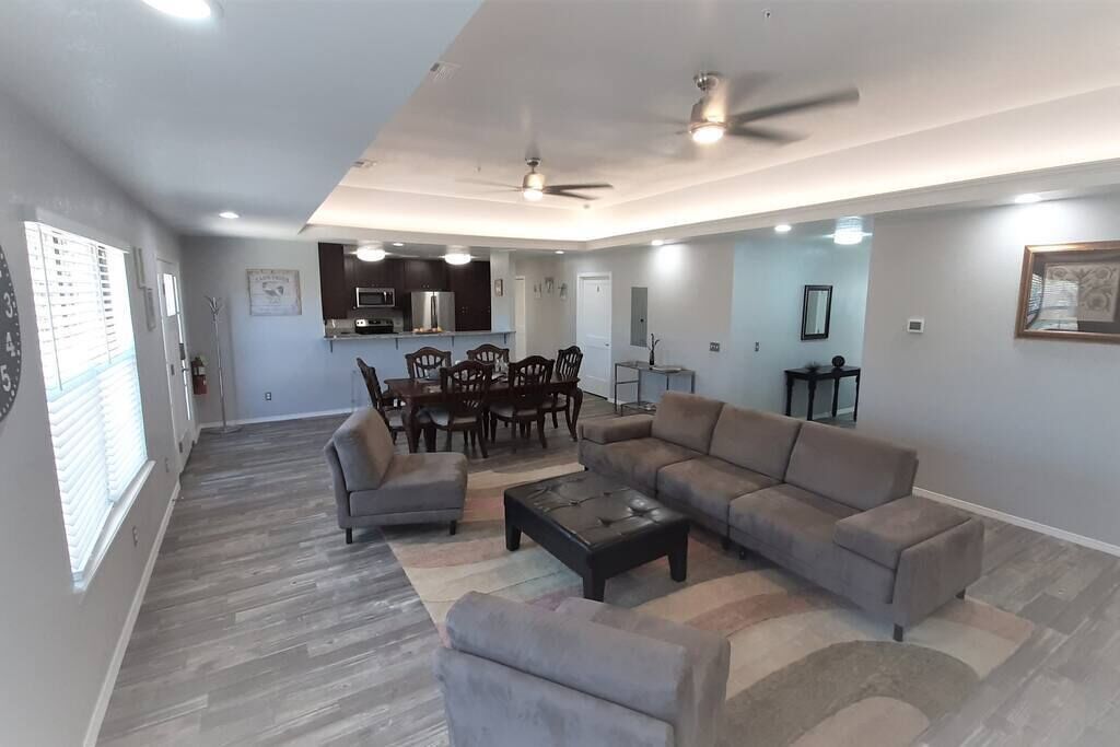 [ 4023 B]Private Bedroom Suite Communal House near Integris, One mile from Integris/Baptist Medical