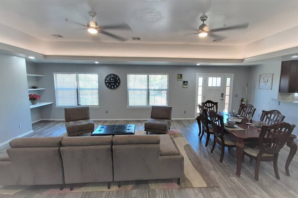 [ 4023 B]Private Bedroom Suite Communal House near Integris, One mile from Integris/Baptist Medical