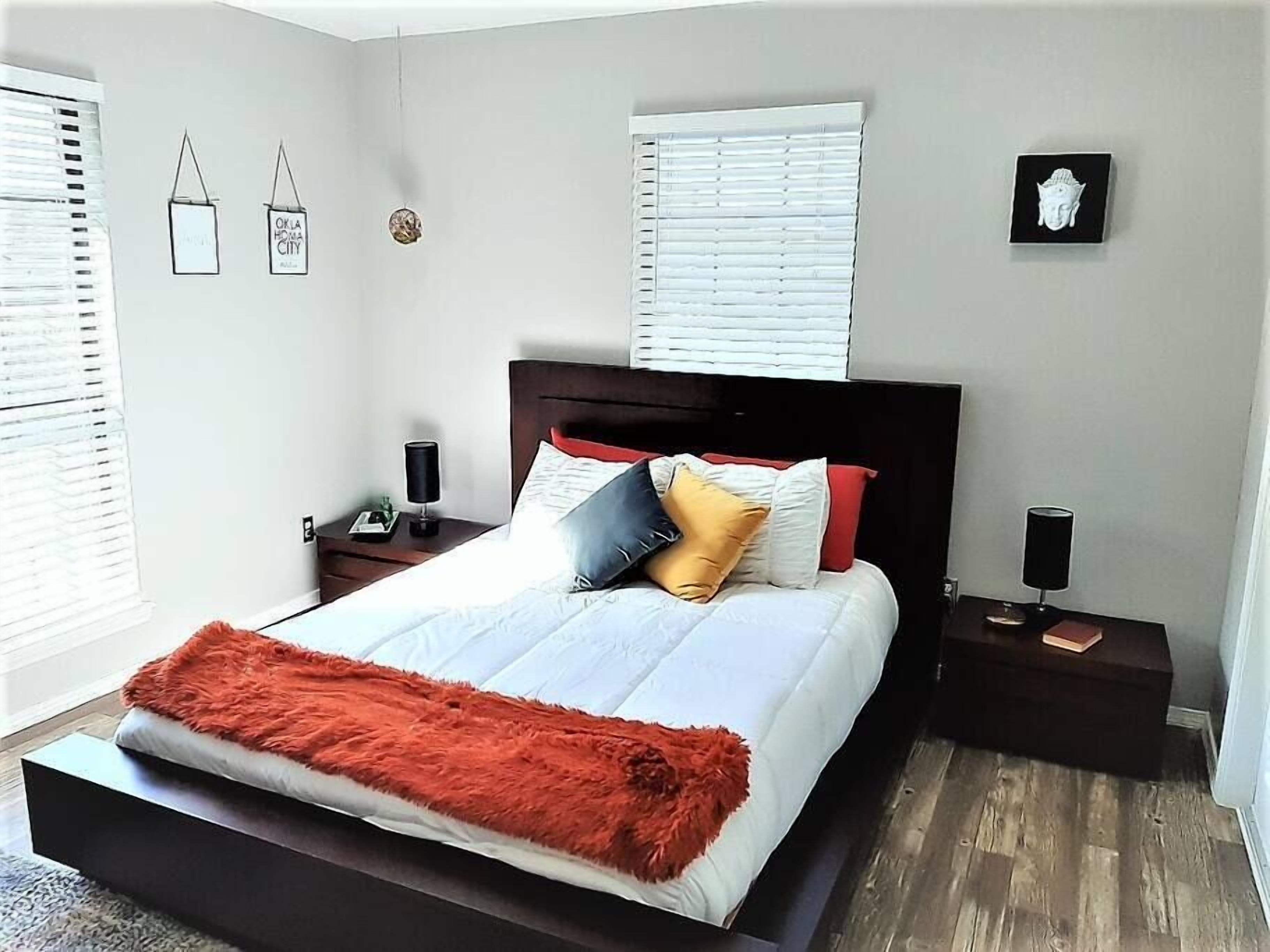 [ 4023 C]Private Bedroom Suite Communal House near IntegriC, One mile from Integris/Baptist Medical