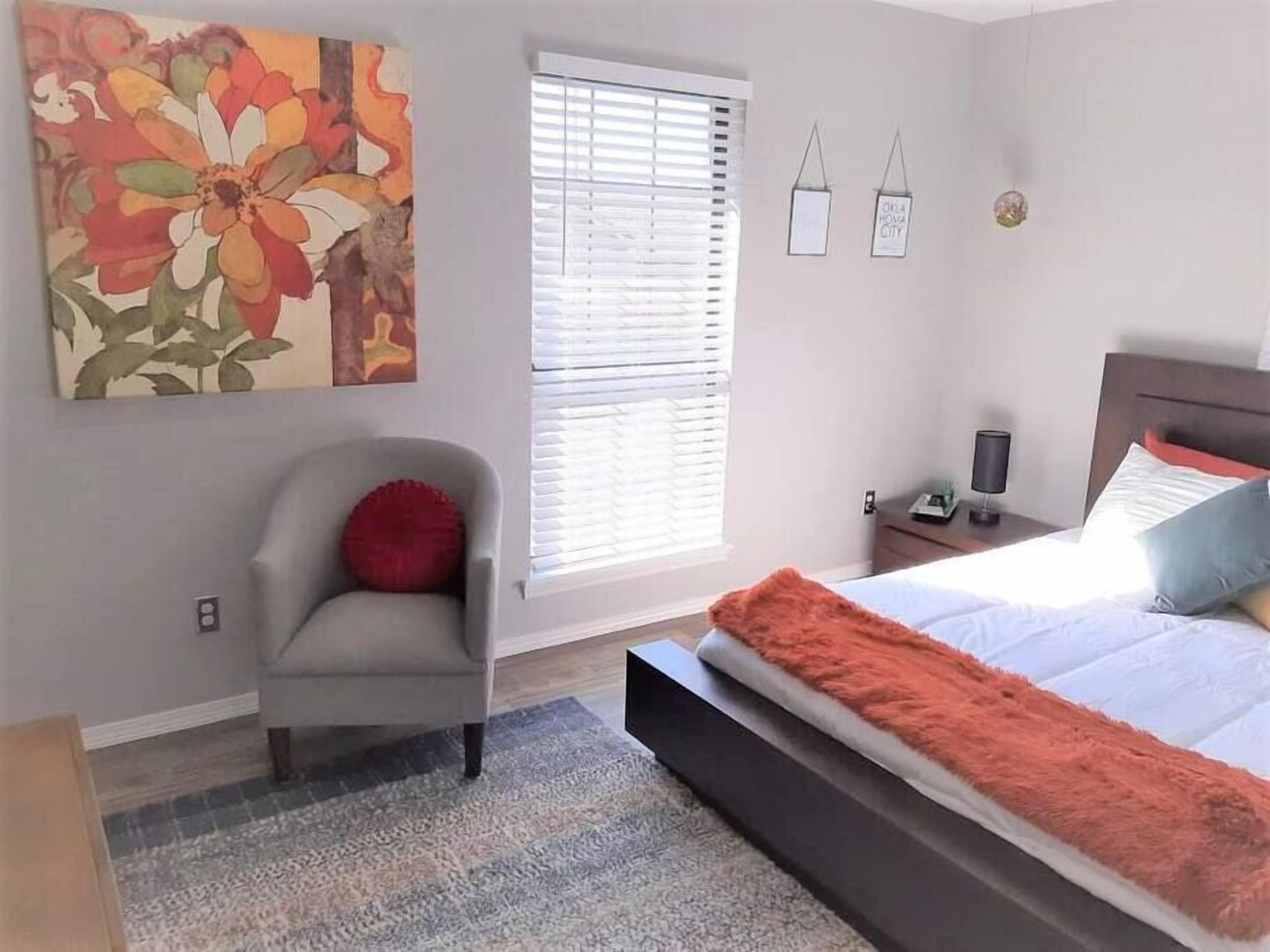 [ 4023 C]Private Bedroom Suite Communal House near IntegriC, One mile from Integris/Baptist Medical