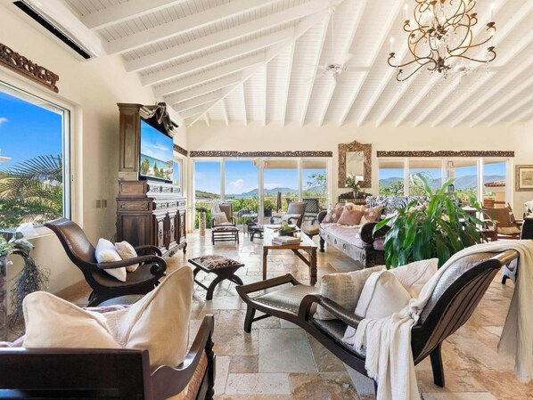 Télévision, lecteur de DVD, chaîne hi-fi