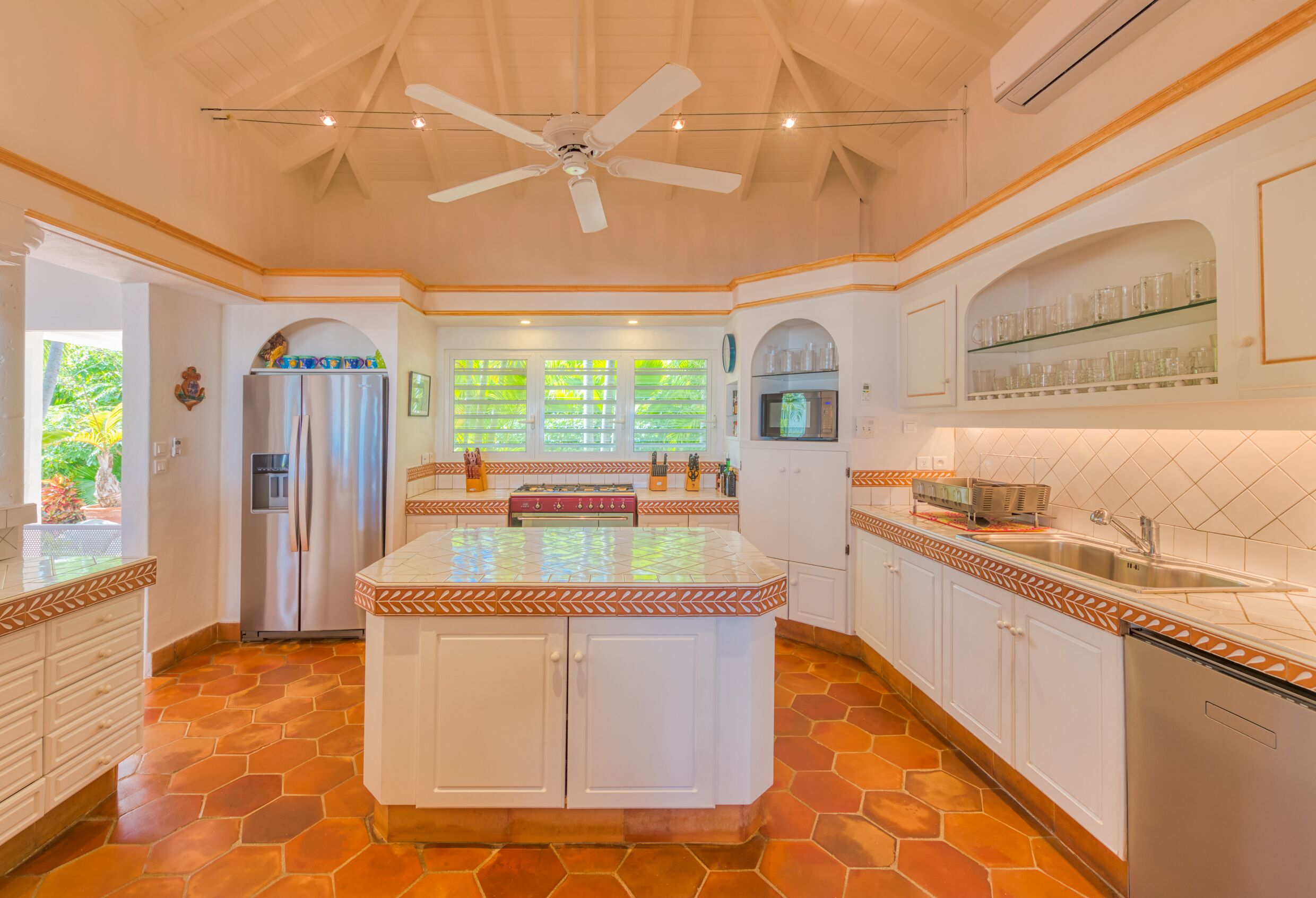 Jääkaappi, mikroaaltouuni, uuni, kahvin-/teenkeitin