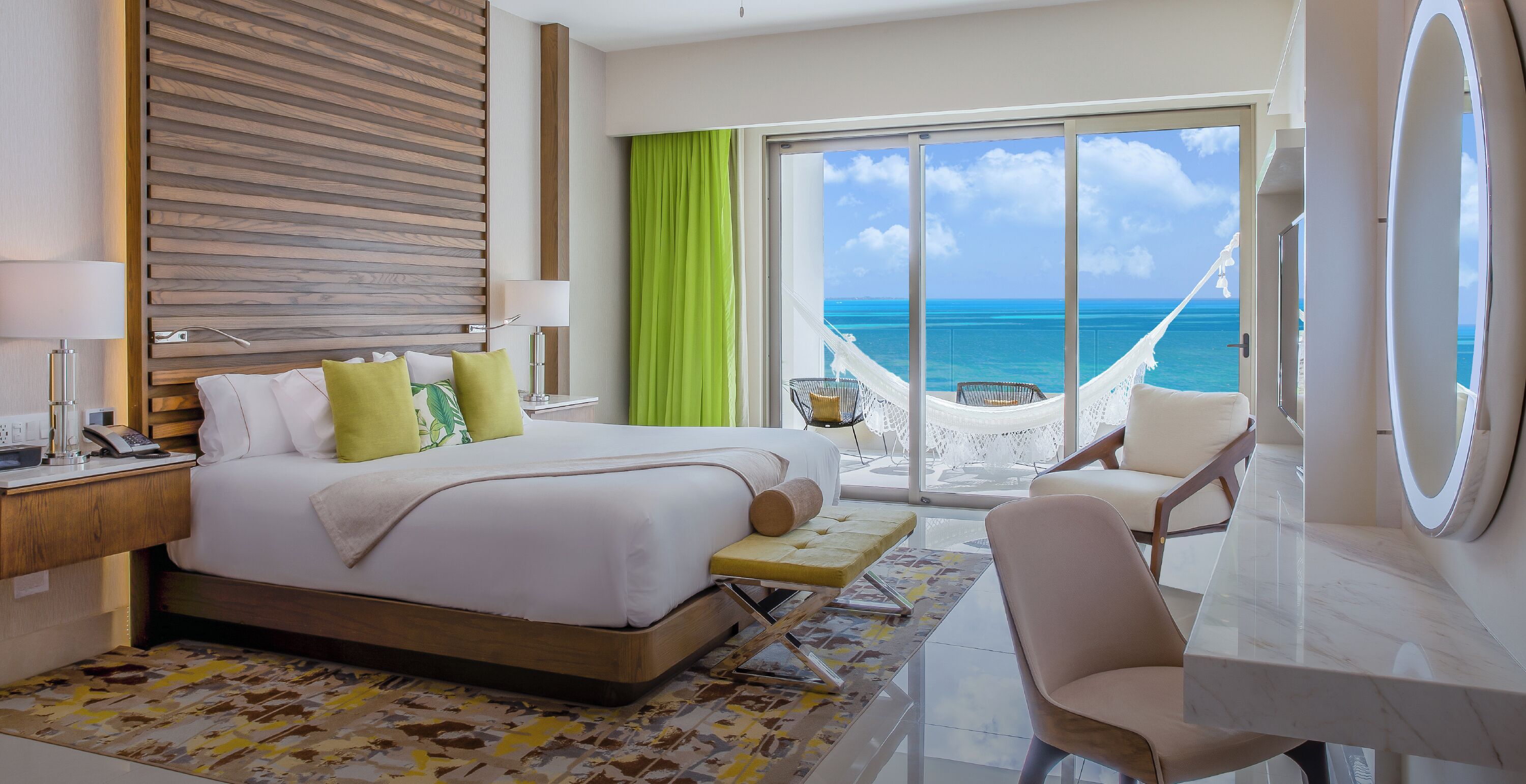 Junior Suite Ocean View 1 King Bed | Ropa de cama de alta calidad y edredón 