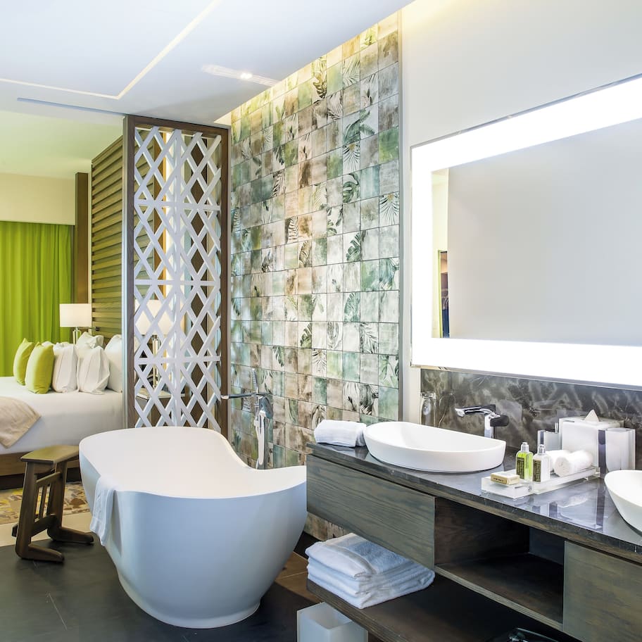 Junior Suite Swim Up 1 King Bed | Premium bedding, down comforters, in-room safe, desk