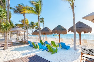 En la playa, arena blanca, camas de playa gratis