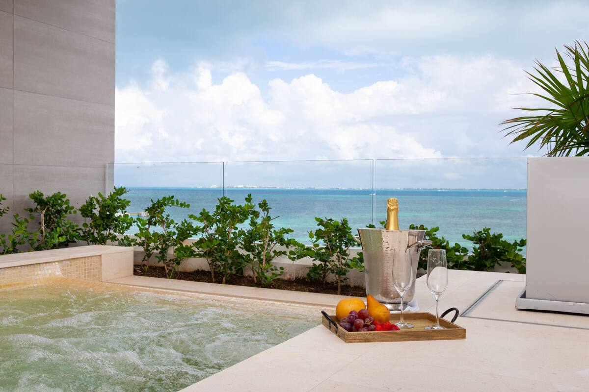 Three Bedroom Ocean Front | Terraza o patio