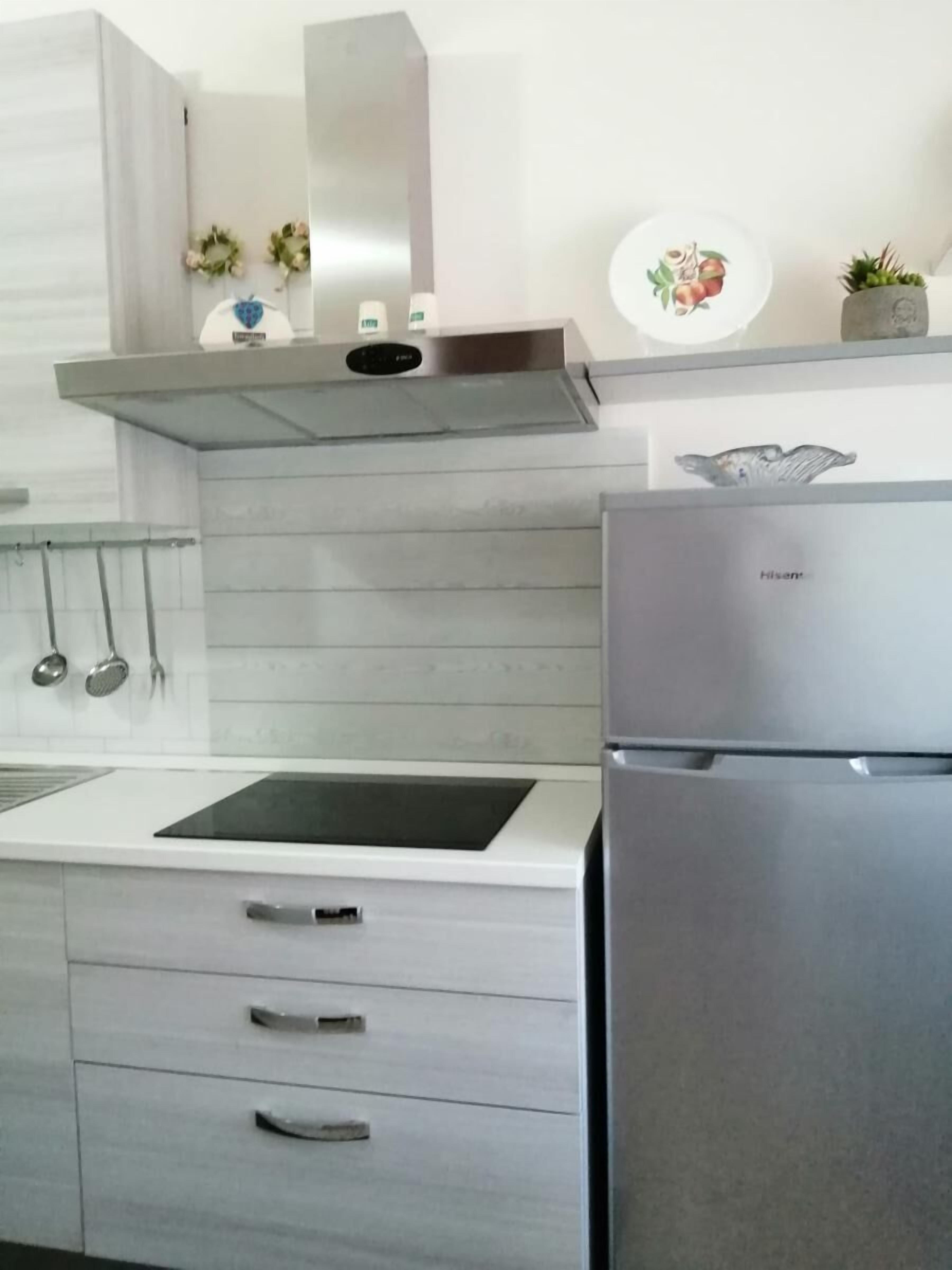 Four, plaque de cuisson, lave-vaisselle, cafetière/bouilloire