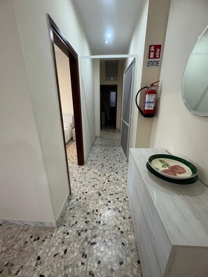 3 habitaciones y tabla de planchar con plancha 