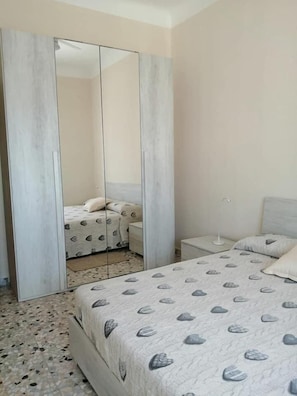 3 habitaciones y tabla de planchar con plancha 