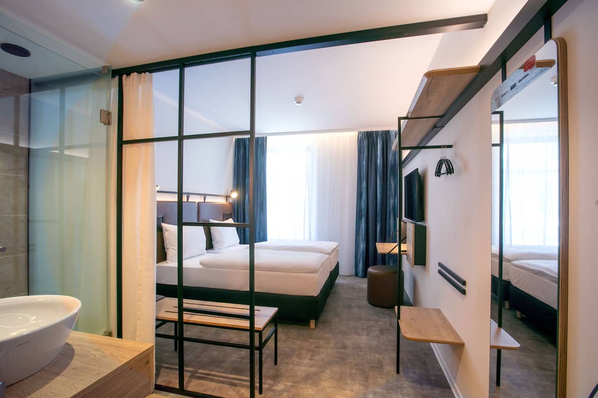 Habitación doble superior | Ropa de cama hipoalergénica, escritorio, insonorización y wifi gratis
